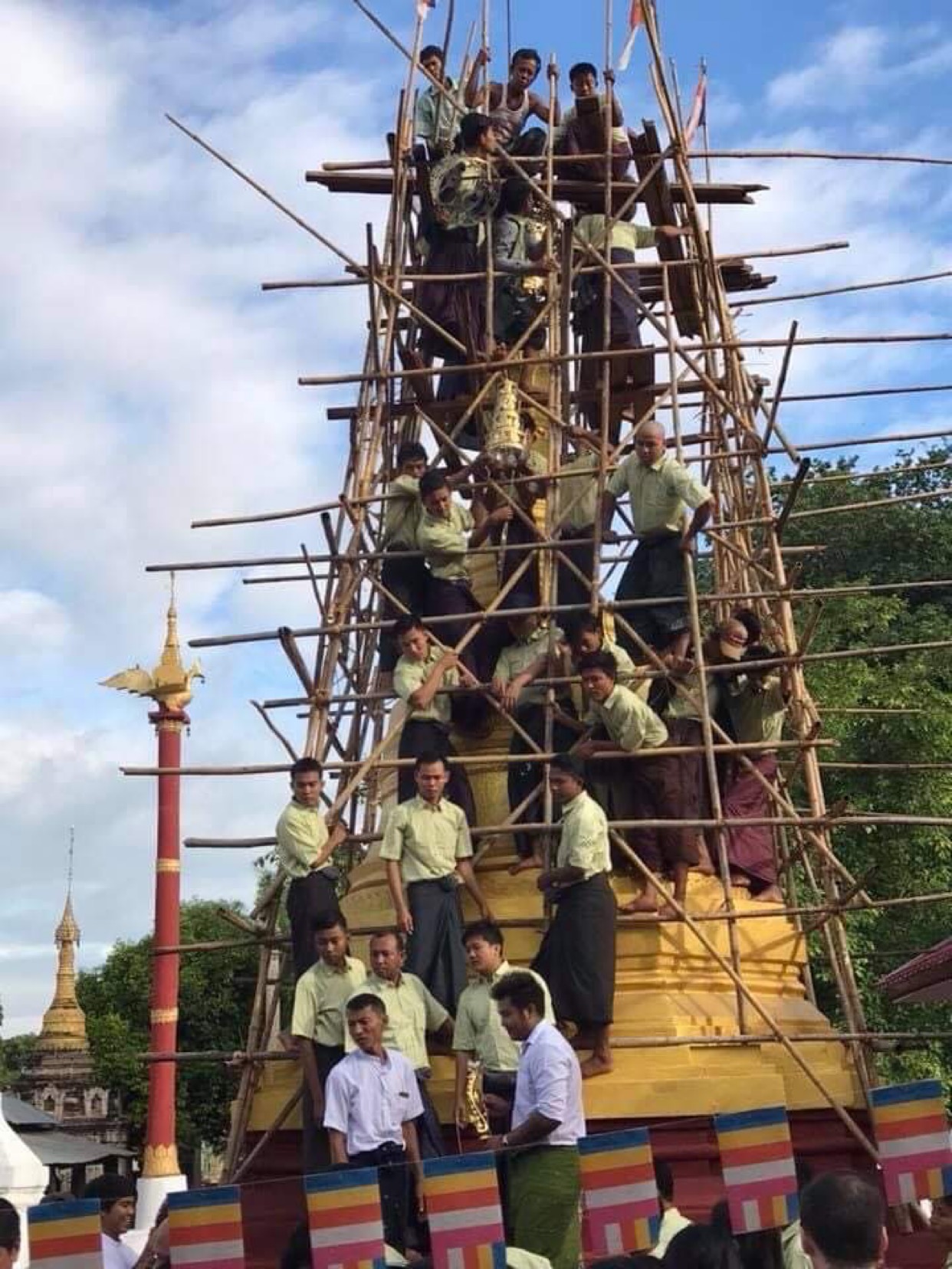 11.11.2017 စတုတ္ထ အဆူ ထီးတော်တင် ခြင်း နှင့် " သိမ် " လှူဒါန်းခြင်း ။